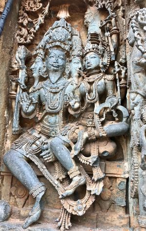 12세기 브라마와 사라스바티, 인도 카르나타카 할레비두의 호이살레스와라 사원