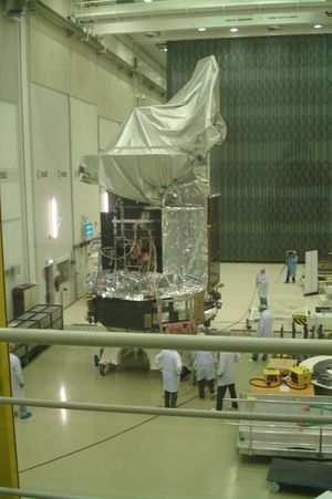 클린룸에 있는 허셜 망원경