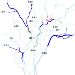 木曽강 상류 개수 공사 전후 하도 비교. 파란색 선은 확폭 및 선형 개선 등이 이루어진 부분, 녹색 선은 신규 개착 부분, 빨간색 선은 폐천 등.