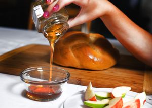 꿀에 찍어 먹는 사과는 달콤하고 행복한 새해를 기원하기 위해 로쉬 하샤나에 먹는 대표적인 음식이다.