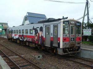 하마나카정 출신 몬키 펀치와 관련하여, 마을을 지나는 철도와 버스에는 루팡 3세의 캐릭터를 래핑한 차량도 운행된다 (JR 홋카이도)