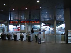 나고야 본선 메이테쓰 기후역에는 하시마선 직통·연결 열차 전용 발차 표지가 있다.