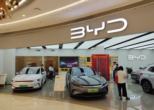 선전의 쇼핑몰에 있는 BYD 자동차 쇼룸