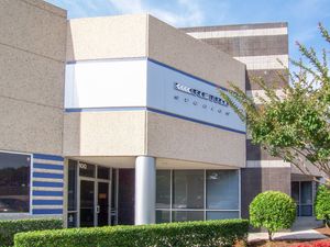 Retro Studios라고 적힌 간판이 있는 건물. 그 앞에는 나무와 울타리가 보인다.