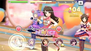 사치코, 우즈키, 미쿠가 등장하는 스타라이트 스테이지의 전형적인 게임 플레이 모습. 플레이어는 리듬 아이콘이 아래쪽의 타겟 아이콘 위로 지나갈 때 터치해야 한다.