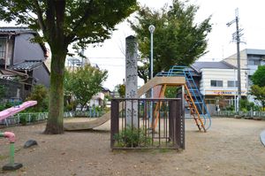 이 돌은 구로사와 아키라의 영화 라쇼몽에 등장하는 문인 옛 라쇼몽의 위치를 표시한다.