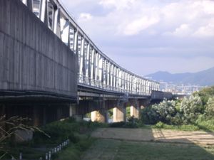 철교 자체가 커브를 이루는 특이한 도카이도 신칸센의 가쓰라강 철교