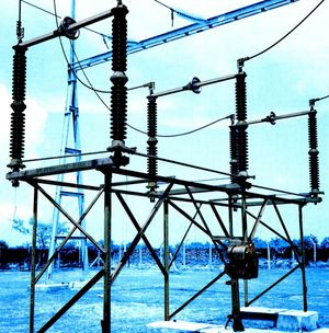 전기 변전소에서 사용되는 고전압 단로기. 이러한 스위치는 주로 회로를 격리하는 데 사용되며 일반적으로 부하 전류를 차단할 수는 없다. 최대 100만 볼트까지의 고전압에 사용할 수 있으며, 세 개의 상(phase)이 동시에 차단되도록 갱(gang) 방식으로 작동한다.