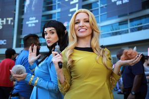 2017년 원더콘에서 코스튬 플레이를 하는 여성 두 명