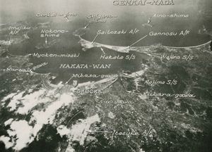 전쟁 중에 미국군이 촬영한 항공 사진. 해の中道(우미노나카미치)에 여러 비행장이 존재한다.