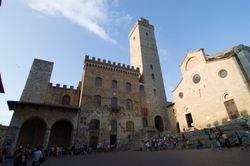 두오모 근처의 시청(팔라초 코무날레)