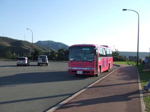 역에서 미마야 지구 순환 버스를 이용하여 류히자키 방면으로 갈 수 있다. (2007년 10월)