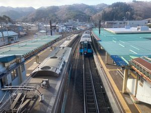 아오모리 및 하치노헤행 열차가 아사무시온센역에 정차 중인 모습