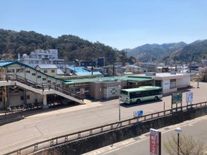 역 앞에 정차한 아오모리시영 버스(2021년 4월)