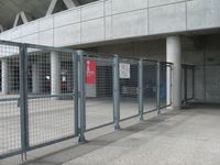 콘코스에 섹터 펜스가 있어, 경기 종료까지 티켓 체크가 진행된다