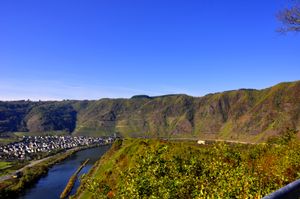 모젤 강 너머 마을 Dorf Bremm을 지나 Calmont까지의 전망