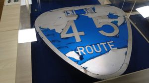 쓰나미로 손상된 국도 45호선 표지판(이시노마키시 미치노에키「조힌노사토」전시품)