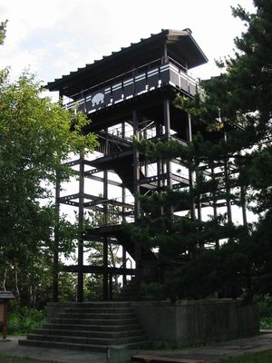 부분적으로 재건된 후쿠시마성이 강어귀 북쪽에 서 있다.