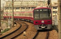 게이힌 급행 600형(등장시의 도색, 1994년 4월 신오쓰 역)