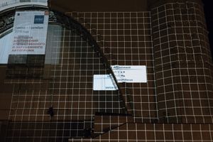 건물에 투사된 프로젝션 매핑 테스트 그리드