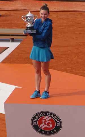 할레프, 프랑스 오픈 우승 트로피와 함께