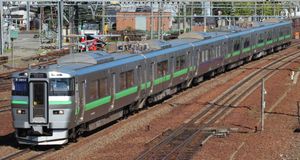 733계 차량. 앞에서 세 번째 파란색 칸은 "U시트"(지정석)이며, 나머지 칸은 자유석이다.