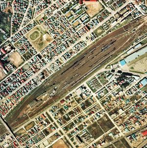 1976년의 히가시무로란 조차장과 주변 약 1km 범위. 왼쪽 아래가 히가시무로란역 방면. 오른쪽 끝의 물색 지붕의 긴 건물이 무로란 중앙 도매 시장이며, 조차장과의 사이에 전용선이 부설되어 있다.