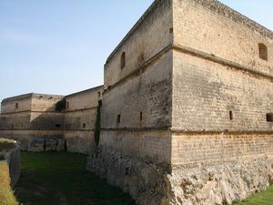 이탈리아의 코페르티노 성에서 볼 수 있는 각진 보루. 이러한 혁신은 성의 군사적 역할을 대체하는 새로운 요새 시스템의 시작을 알렸다.