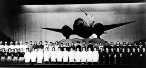 1944년, 다카라즈카 대극장 폐쇄 전 마지막 공연 「날개의 결전」. 단상 위에 있는 사람이 카스가노.