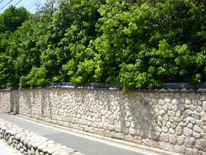 화강암을 사용한 향설미술관의 석담(고베시 히가시나다구)