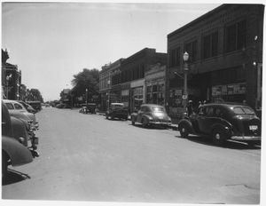1944년경, 퍼스트 스트리트 동쪽을 바라본 모습