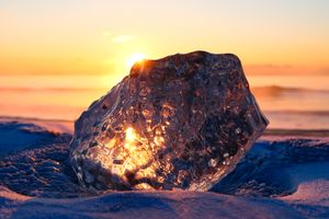 오쓰 해안에 밀려온 얼음 덩어리 "주얼리 아이스"