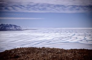 Ward Hunt Island (전경), Ward Hunt Ice Shelf와 엘즈미어섬 북부 (왼쪽), 1988년 7월