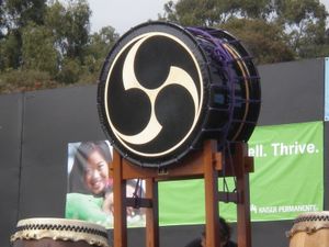 다이코 드럼에 새겨진 미쓰도모에 문양