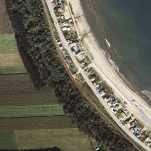 1977년의 마스우라역과 주변 약 500m 범위. 왼쪽이 아바시리 방면. 이미 무인역으로, 단선 승강장 1면 1선만 있고, 측선은 보이지 않는다. 과거에는 역 뒷쪽에 화물선이 있었고, 본선은 분기가 철거된 선형 그대로 남아있다. 이후 선형이 수정되었고, 이에 맞춰 승강장이 확장되었다. 국토교통성 국토지리원 [https://mapps.gsi.go.jp/ 지도・항공사진 열람 서비스]의 항공사진을 바탕으로 작성