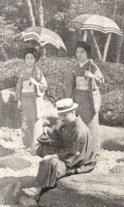 정원에서 휴식을 취하는 다카하시 고레키요의 가족. 양산은 당시 최첨단 아이템이었다 (1920년).