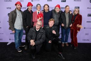 마크 머더스보 (왼쪽 중앙), 제럴드 카사일 (오른쪽 중앙) 및 밥 머더스보 (오른쪽에서 두 번째)가 2024 선댄스 영화제에서 밴드 다큐멘터리 시사회에 참석했다.