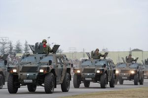 군사 퍼레이드에 사용된 육상자위대의 고마쓰 LAV. 분할형 루프 해치와 기관총 방어막에 주목.