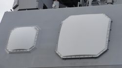 이세의 함교 상부에 설치된 FCS-3의 안테나 (C 밴드용(큰 것), X 밴드용(작은 것))