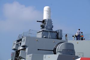 중화민국 해군 디화에 탑재된 팔랑스 CIWS와 보포스 40mm L70포