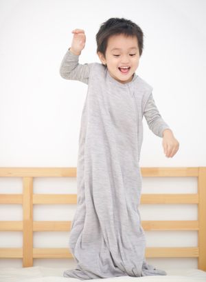 메리노 울 침낭을 입은 아기