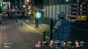 게임 내 턴제 전투. 아다치가 집행관 직업을 사용하여 적과 싸우는 모습.