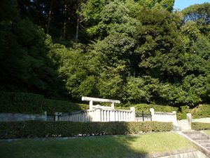 사호산(佐保山) 동릉의 배례소