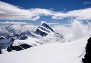 서쪽에서 본 풍경. 후기샤텔은 왼쪽 봉우리 바로 아래에 있다.