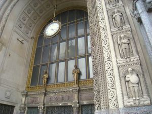 Maccabees Building 입구