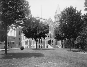 구 본관 건물은 1852년에 완공되었으며, 사범학교가 문을 열기 1년 전이었다. 1859년 화재로 소실되었고 1860년에 재건되었다.