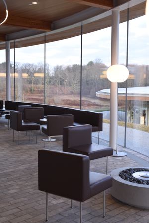 그레이스 팜스 내부, 천장부터 바닥까지 이르는 창문.