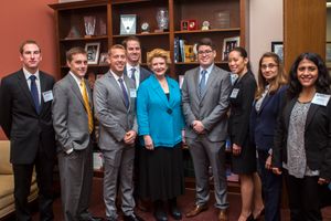 2016년 로스 경영대학원 학생들과 만나는 스태버나우