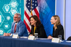 그레천 휘트머, 2022년 3월 백악관에서 초당적 혁신법에 대한 원탁 토론에 참석