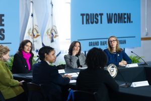 그레천 휘트머, 카멀라 해리스 부통령, 힐러리 숄튼 하원의원이 2024년 2월 미시간주 그랜드래피즈에서 여성의 생식 권리에 관한 원탁 토론을 하고 있다.